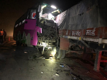 चितवनमा बस दुर्घटनामा परी २० घाइते,  दुईको अवस्था गम्भीर, चालक फरार